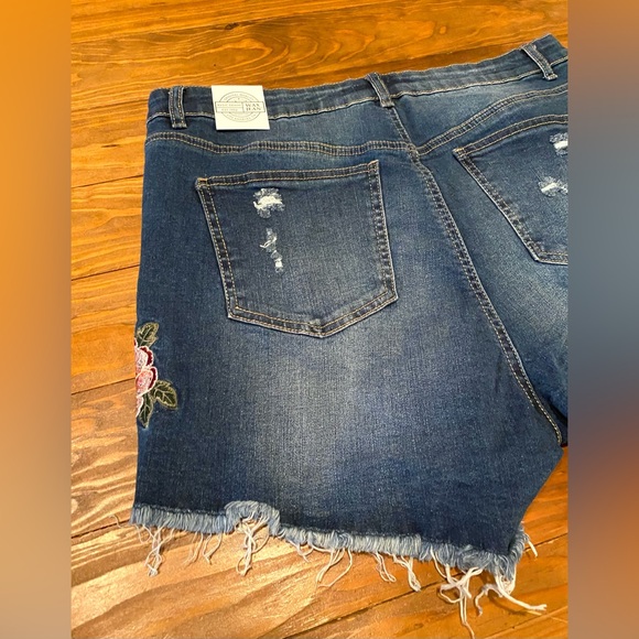 Women's Plus Size 1XL flower embroided Curvy Denim Jean Ripped Shorts Wax Jeans - Picture 6 of 15